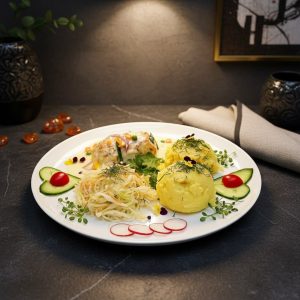 Rolada z kurczaka sosem serowym puree ziemniaki, surówka  colestaw