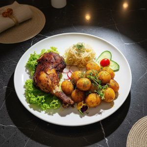 Pieczone  udko z kurczaka  mini Pieczone ziemniaki  surówka  colesław