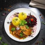 Karczek , sos pieczeniowy, puree ziemniaczane,surówka  z buraków