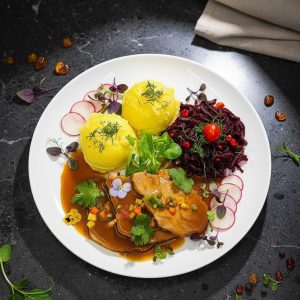 Karczek , sos pieczeniowy, puree ziemniaczane,surówka  z buraków