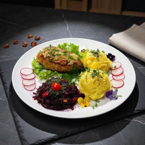 Kotlet  mielony ,puree , ziemniaczane ,surówka  z buraków