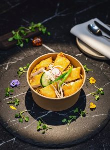 Makaron z kurczakiem hrupiacym sos stodki  lub sos  ostry